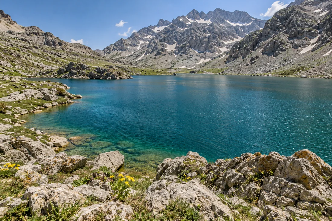 دریاچه در میان کوهستان